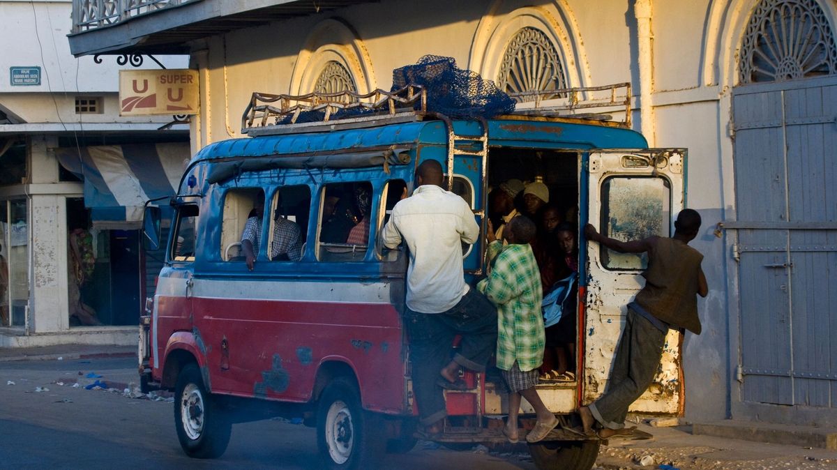 Při srážce autobusů v Senegalu zemřelo 40 lidí a osm desítek utrpělo zranění